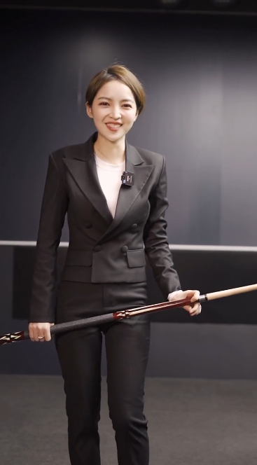 王钟瑶|王钟瑶：最美台球女裁判，酷似世界小姐，魔鬼身材太亮眼