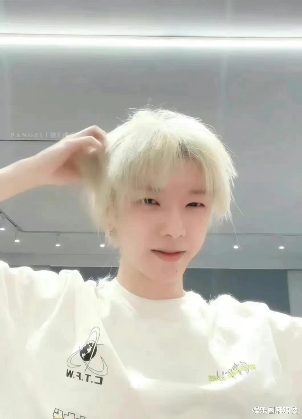 |华晨宇“白发苍苍”素颜出镜 ,锥子脸尖下巴 ,他到底有没有整容?