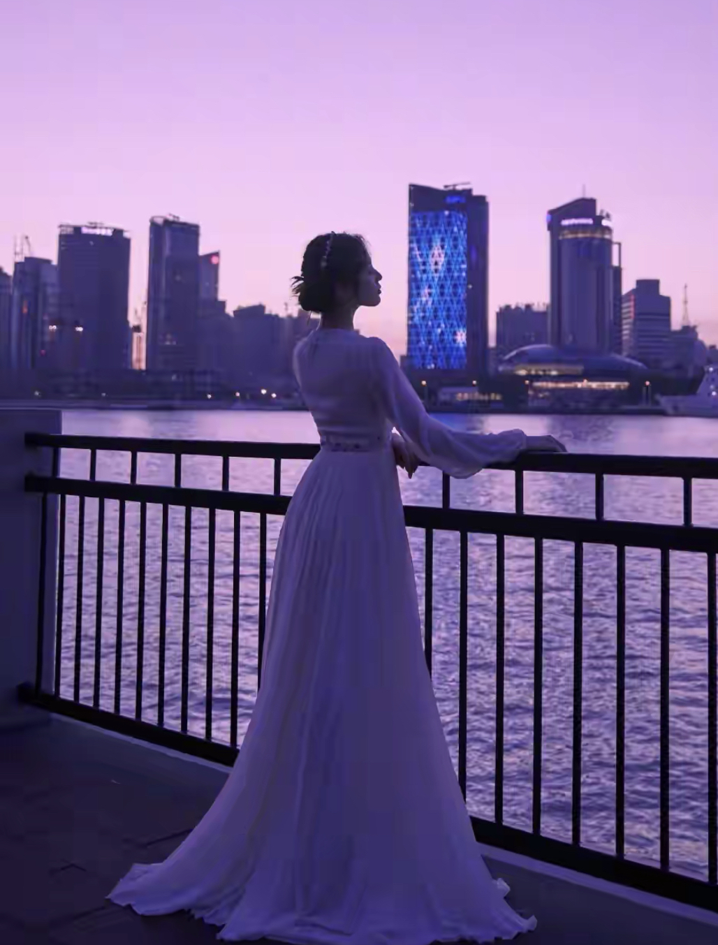 雪纺|刘诗诗气质真好!穿薄荷绿雪纺古风裙梳低发髻,看上去温柔又端庄.