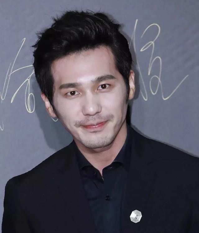 化妆 不是排斥男明星化妆，但化到这么“精致”，真的好看吗？