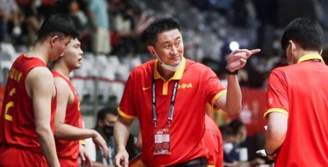 中国男篮|4分钟1分未得！中国男篮0-13被打懵姜伟泽20+狂救主顾全稳定军心