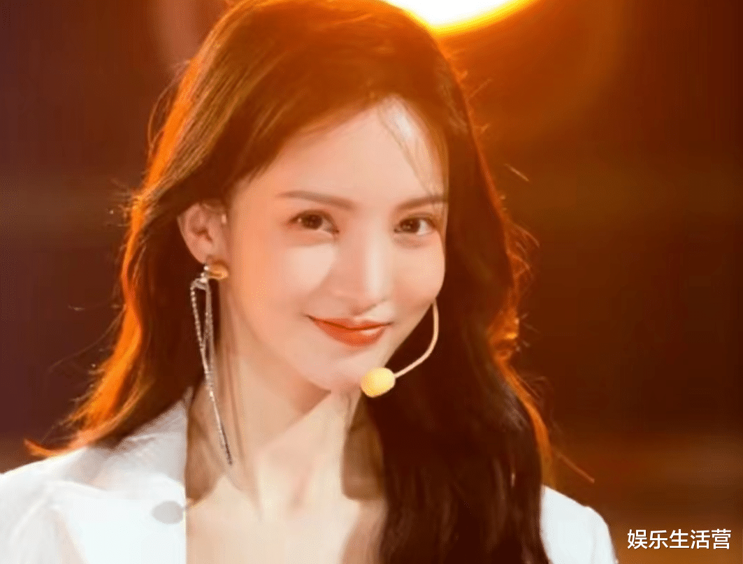 金晨|32岁金晨因太瘦被嘲像40岁，肩胛骨凸出吓人，本人：我是瘦而不柴