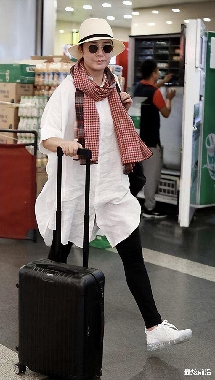 蒋雯丽|蒋雯丽一家三口出国度假，穿着普通却气质高级，儿子长得更像他爸