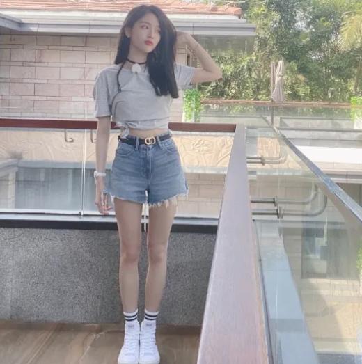 吴宣仪|吴宣仪收工后晒照片，锁骨精致身材好，不愧是内娱女团担当