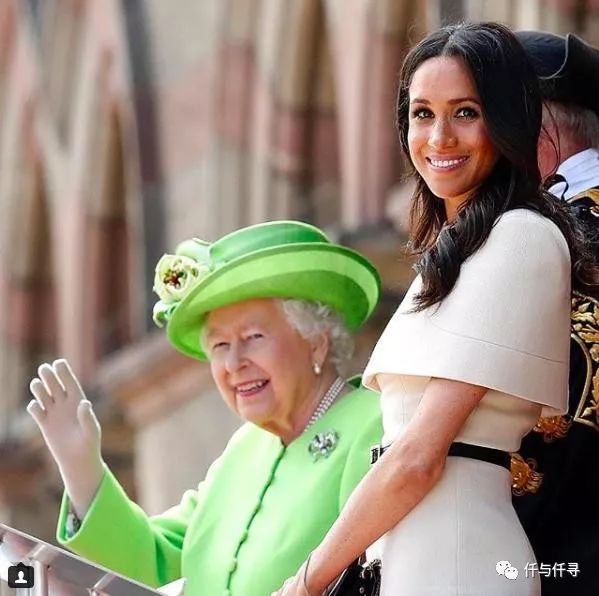 英女王更疼爱梅根？礼服穿到一身皱、翘二郎腿没坐姿都被原谅了