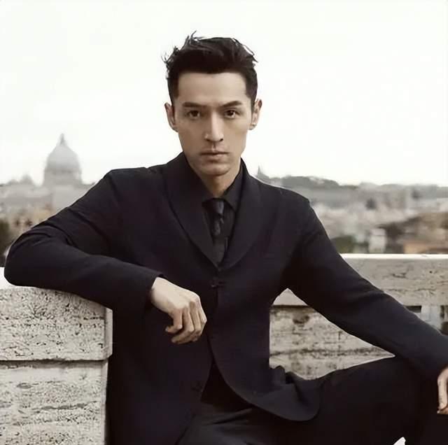 胡歌|胡歌与朋友聚餐，拥抱送礼物，被赞十分暖心！