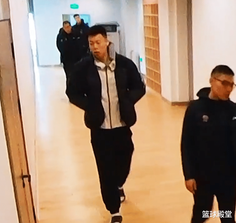 杨鸣|官宣！杨鸣更衣室喊话全队：态度问题很大！训练时全员黑脸压力大