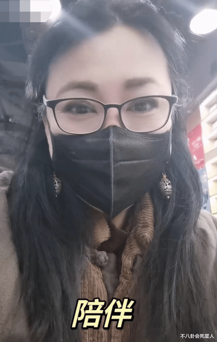 李菁菁|52岁李菁菁离婚后现状：两鬓斑白妆容精致，独自带女儿过年