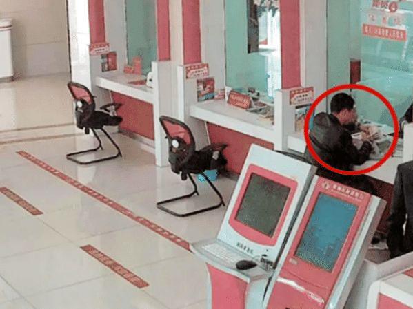 福建一男子何某在银行取了4万元,放进袋子之后就离开了