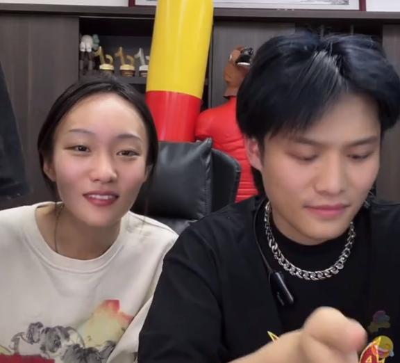 邵雨轩|“疯产姐妹”断更38天,张小花被曝回家待产,单身人设翻车?