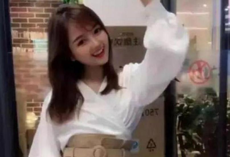 1米3“袖珍女孩”走红,自信乐观颜值高,只看单人照还以为是1米7