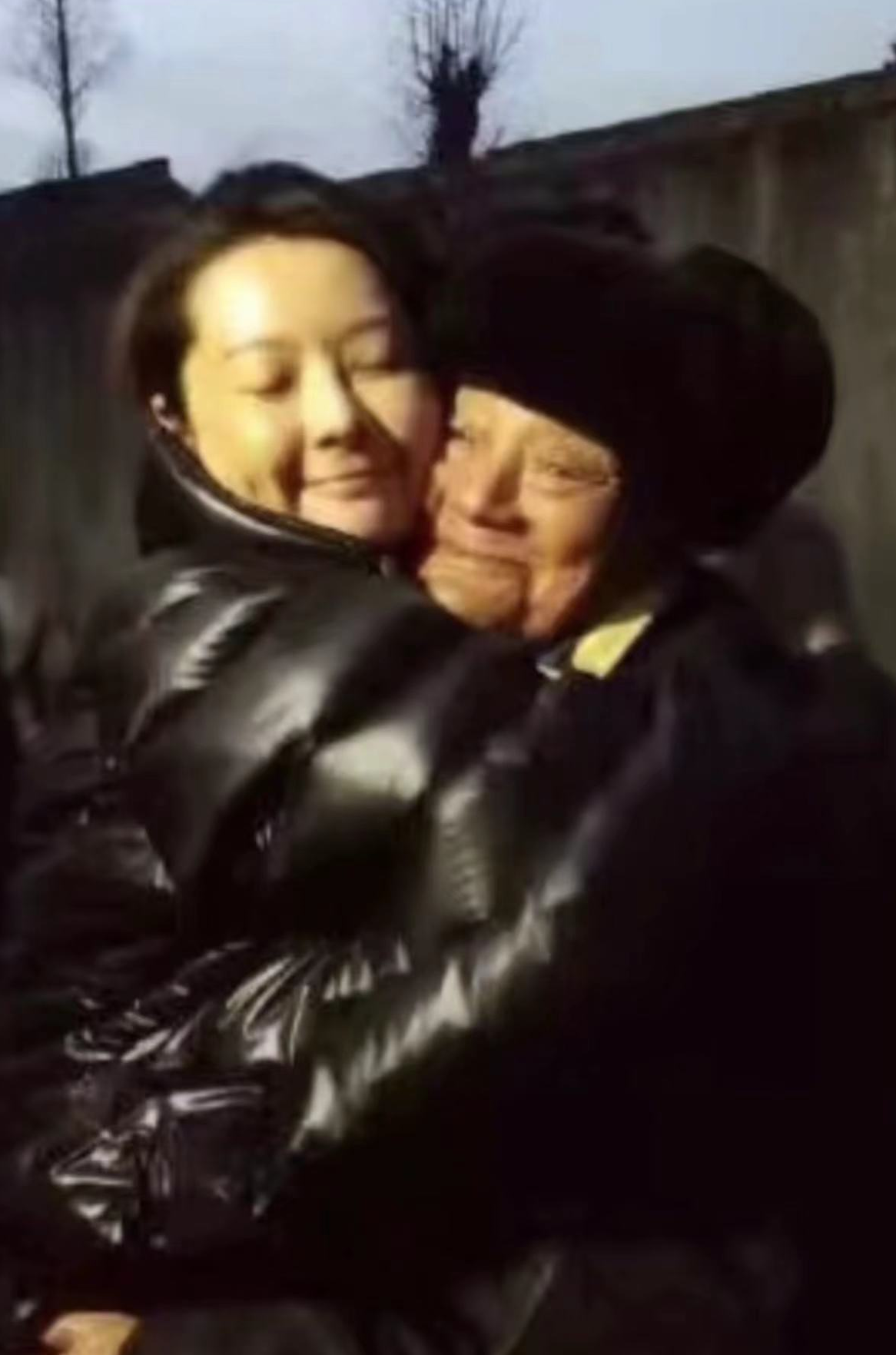 袁立|50岁袁立新年罕现身,在床前拥抱百岁老兵,素颜臃肿被指土里土气