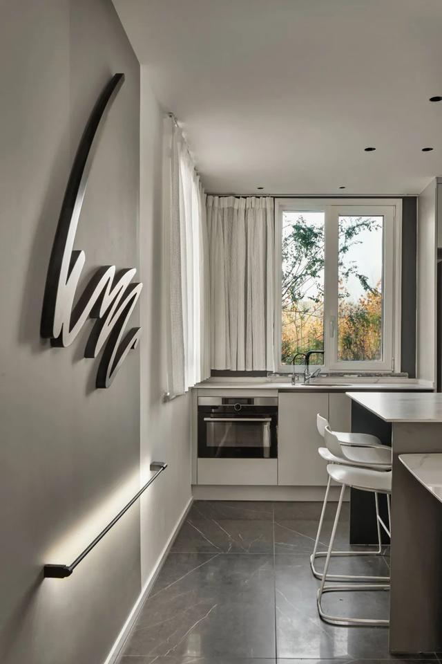 180㎡现代主义，安静舒适的设计，令人轻松惬意