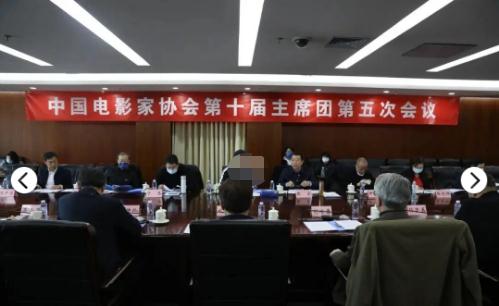 陈道明|陈道明作为中影协主席穿运动装参会，合影让c位给成龙，头发花白