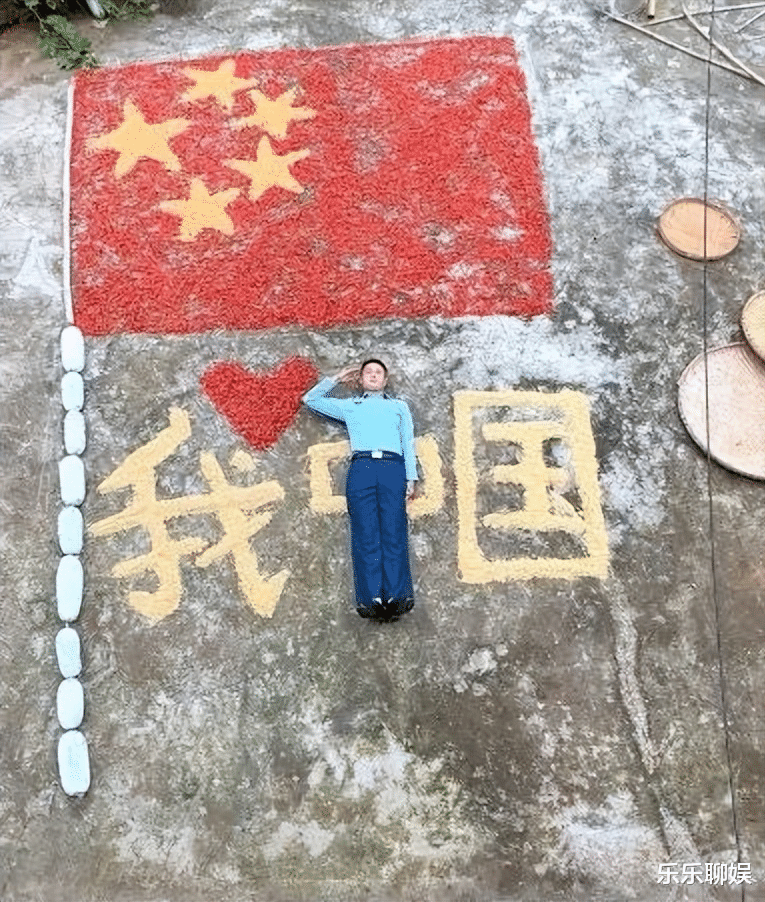 小伙12小时用5万颗辣椒拼五星红旗:用丰收祝福祖国