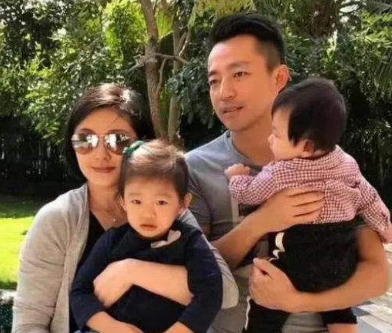 汪小菲|汪小菲张颖颖同框！深夜直播数万人围观，网友愤怒喊话：快出来！