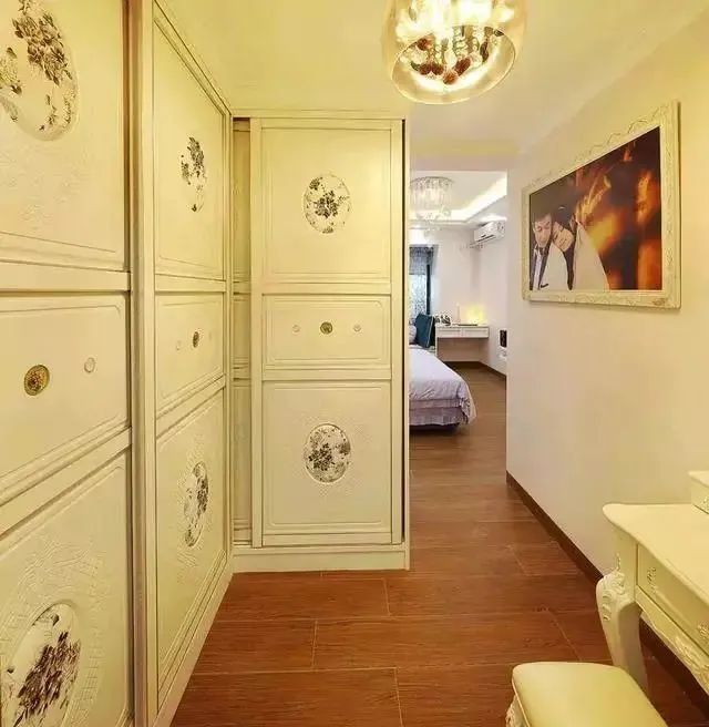 同事156平新房,一进门玄关惊艳了,主卧超大飘窗让人羡慕极了!