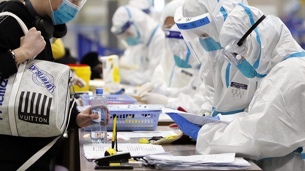 河南|气愤：上海企业“新冠”招工歧视称「进过方舱的不要、阳过的不要」