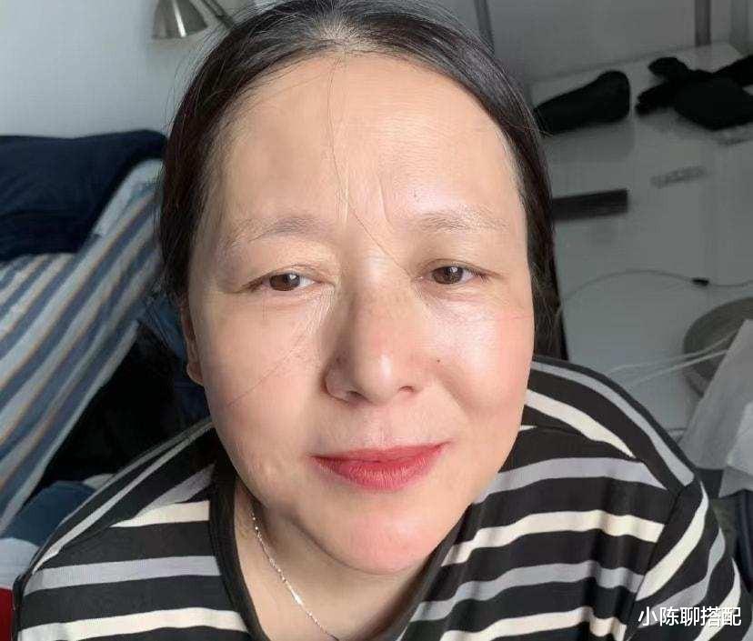 运动 女人过了50岁，尽量别乱纹眉、留大红唇！学会这三步妆容，很减龄