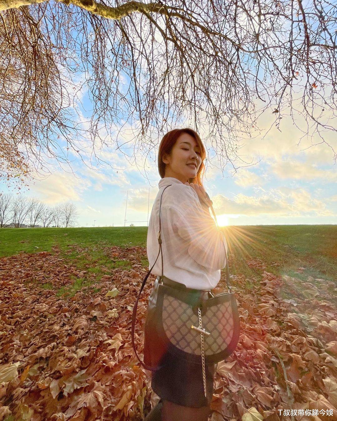 邓佩仪|邓佩仪返加国度白色新年　与哥哥玩雪过得惬意