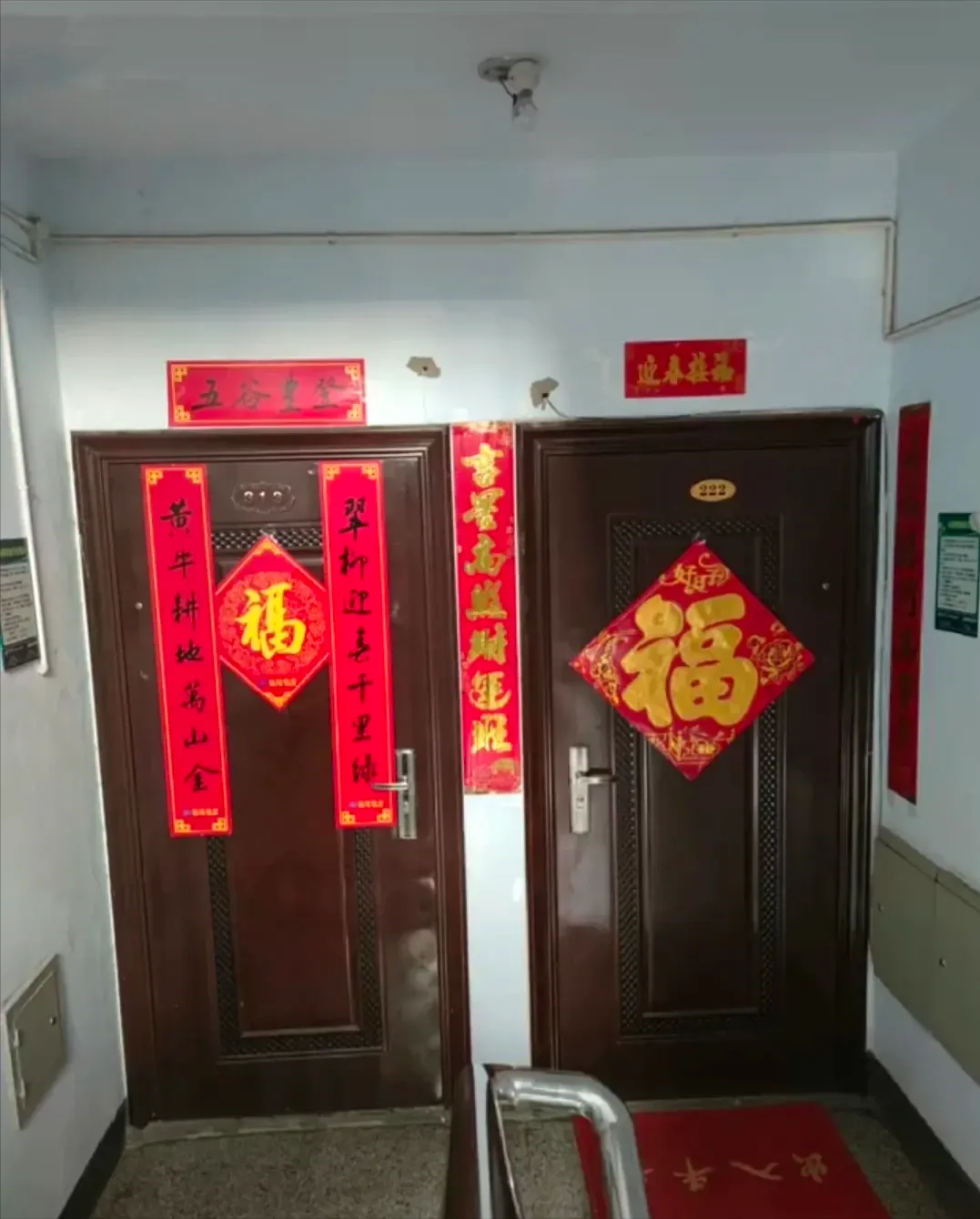 年关将至,“高人一等”贴春联方式,会影响邻里和谐,还不吉利