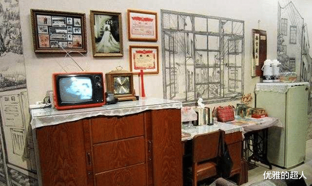 为什么过去的书桌上总会压一块玻璃,而现在家里的桌子上却很少有玻璃了?