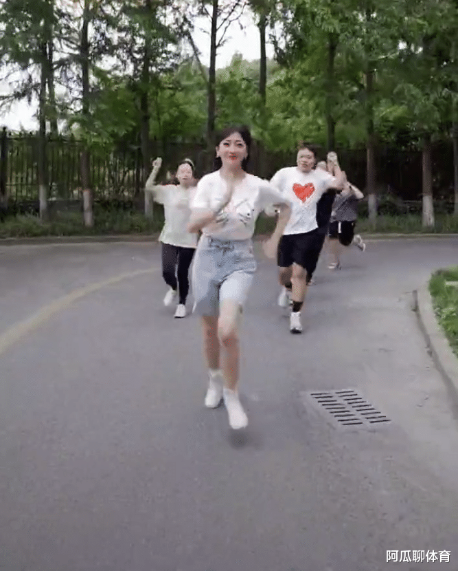 赵雅芝|68岁赵雅芝不惧38度高温跑步，穿着精致穿10厘米高跟鞋仍步伐稳健