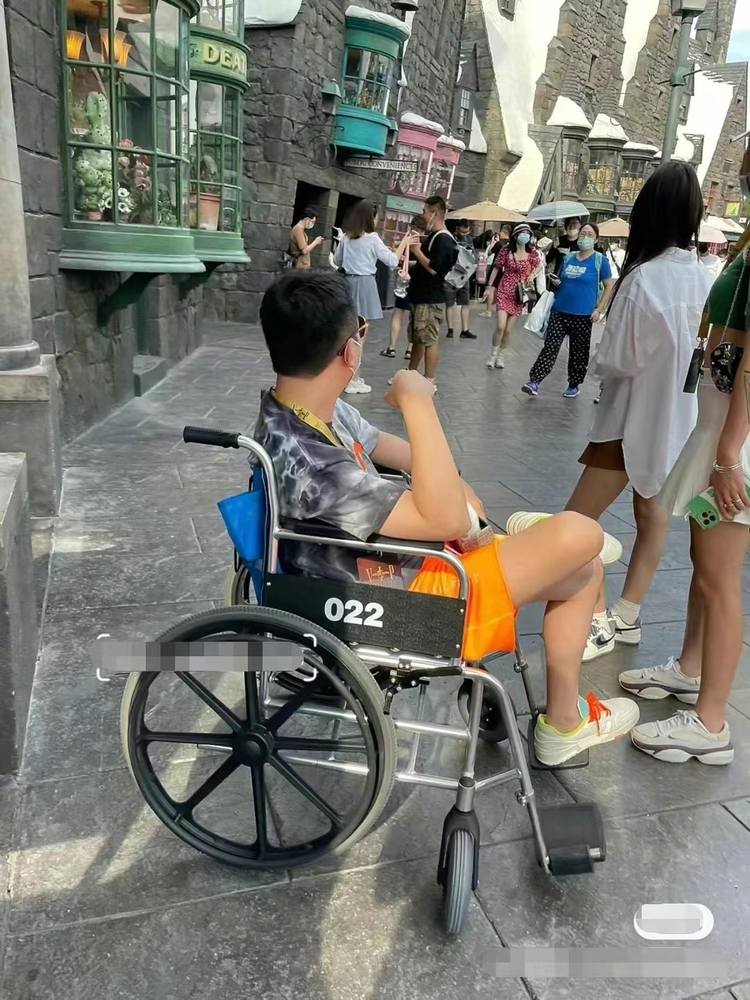 王思聪|王思聪卸任董事频频玩乐,爸爸为公司四处奔波,弯腰驼背身形消瘦