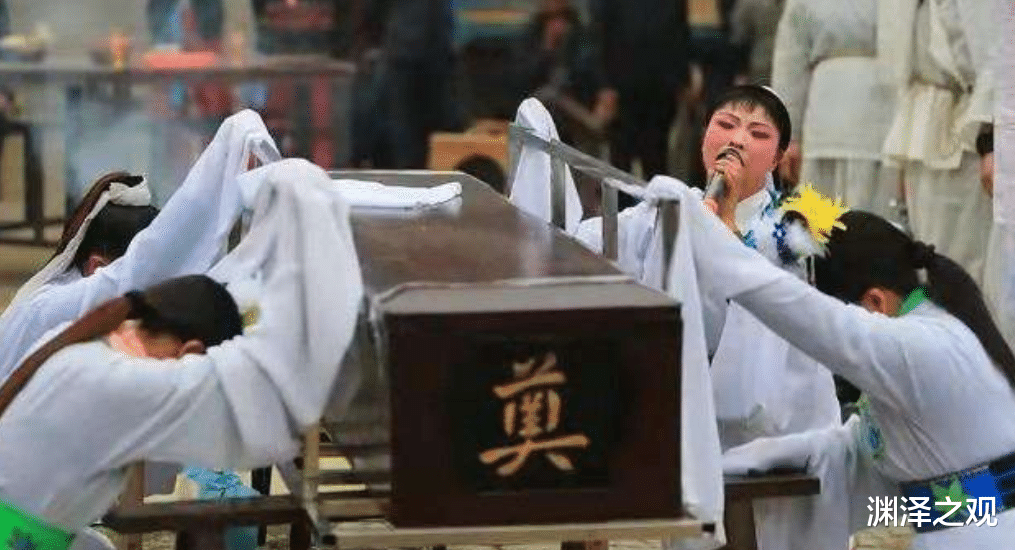 陕西|职业“哭灵人”:一年哭坟70多场,磕头上万,每场挣700块左右