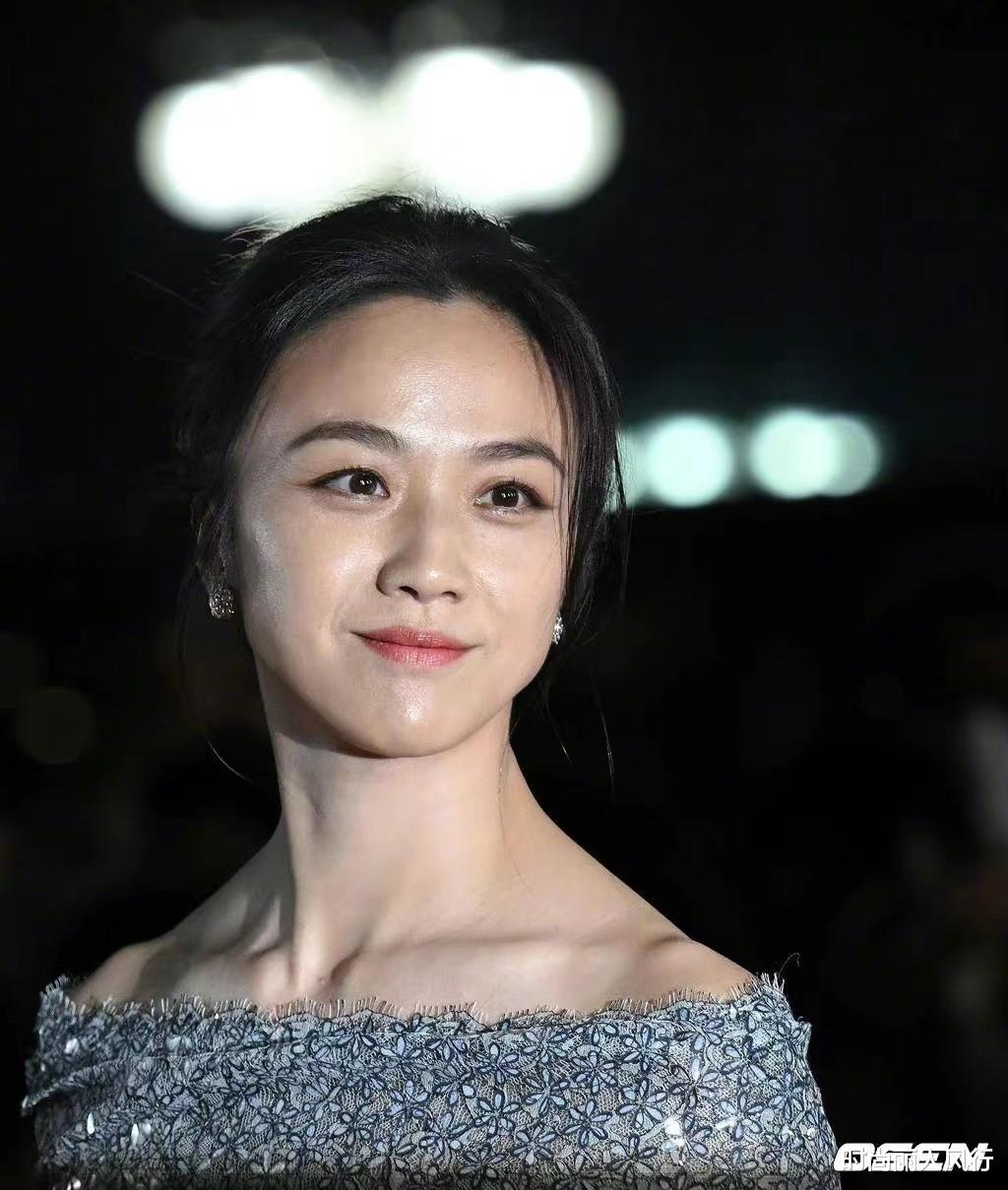 运动 43岁汤唯闪耀亮相韩国青龙奖红毯!穿香奈儿高定赢得轻松,太美了