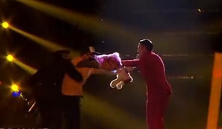 刘德华|歌迷疯狂，刘德华爱护有加，果然是常青树！进退有礼，巩俐有话说