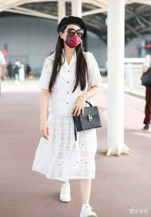 伊能静|伊能静强扮嫩抓老公心，穿一身白很少女，但仪态却藏不住年龄感