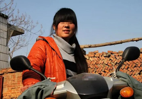 2006年沈长银走下法庭,与家人告别后,被押殡仪馆抬进死刑执行车