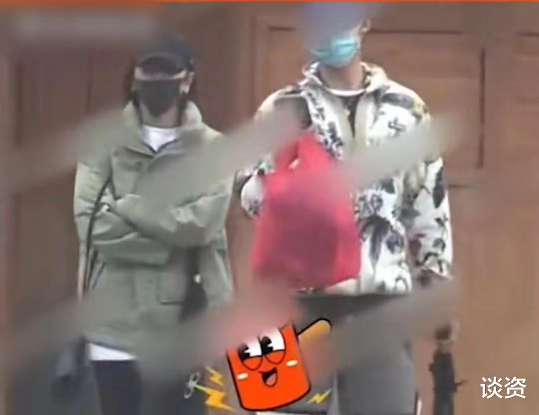 张雨绮|35岁张雨绮登杂志开年刊,裹身长裙皮草外套气势满满,腰背线条玩视觉欺骗