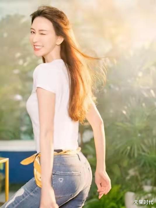 林志玲|47岁的林志玲真美，白色T恤配牛仔裤时尚减龄，曼妙的腰臀比绝了