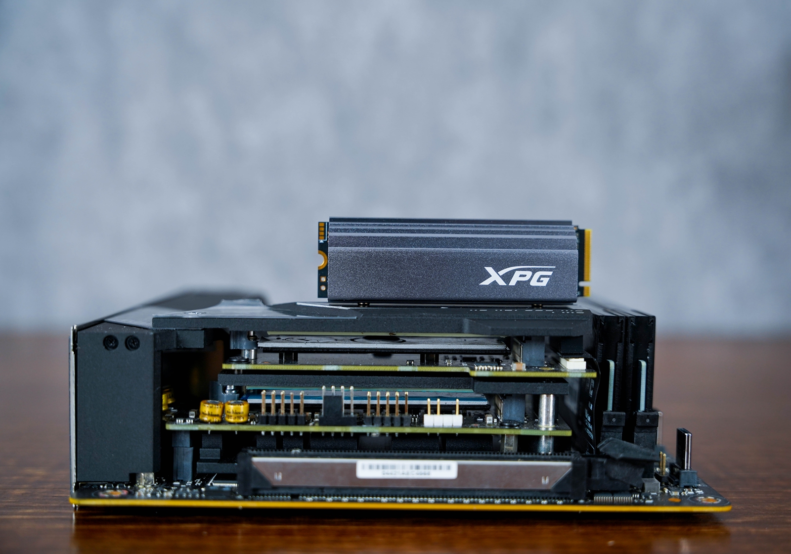 显卡|11L银黑策划， A4-H20携手12代酷睿与D5的游戏小钢炮装机体验