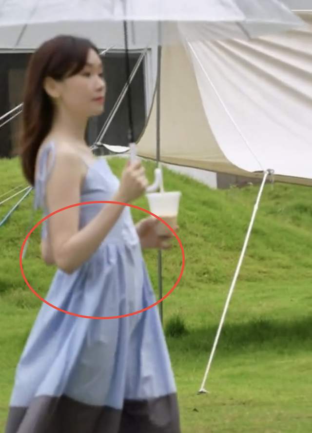 杨思琦|曝44岁港姐高龄怀三胎，穿吊带裙小腹隆起，结婚3年老公身份成谜