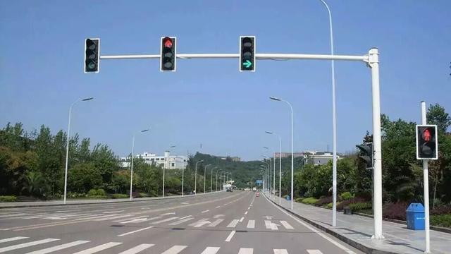 如果红灯15分钟不变绿灯,车主过去算不算闯红灯?交警:再说这一次
