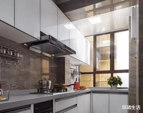 油烟机选侧吸好还是顶吸好？听完师傅的分析，发现太多家庭被坑了