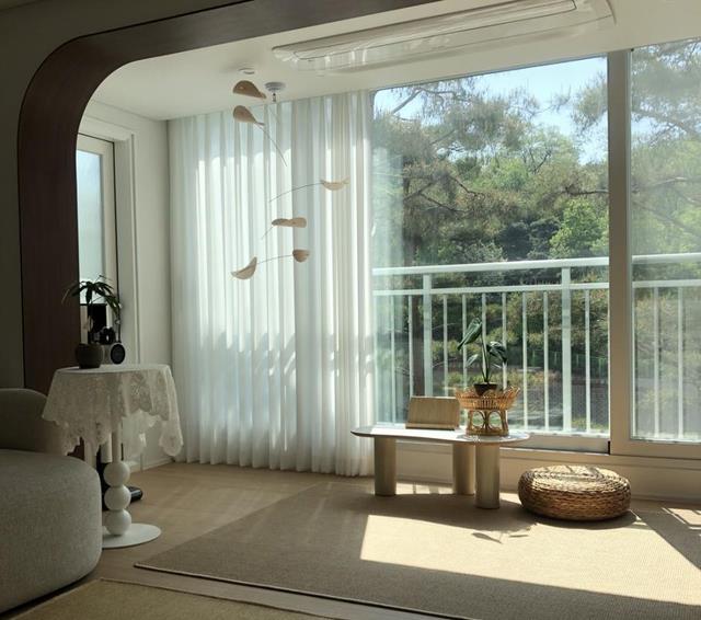 为了孩子,坚持不在客厅装电视和茶几,改成陪伴孩子的亲子活动区