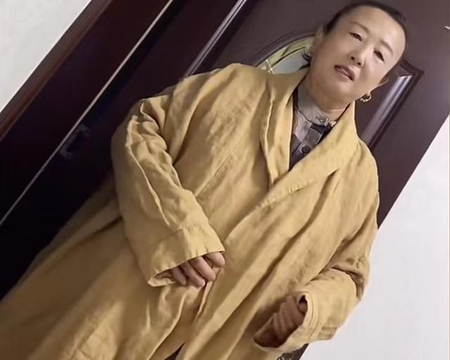 女儿衣服卖不出去,老妈帮忙推销,穿上秒变“出家人”,网友笑喷