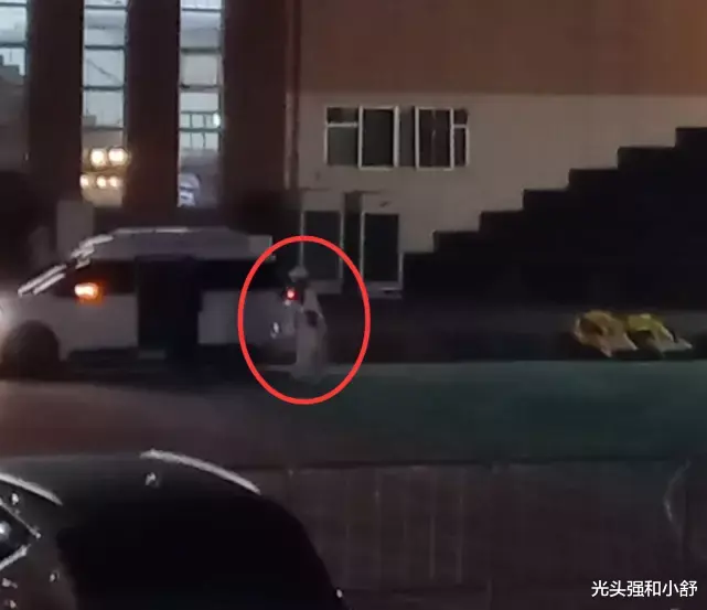 金泰希|偶遇金泰希观看Rain演出,女儿首露面被夸可爱,身高已到妈妈腰部