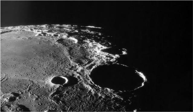 宇航员在太空看到的宇宙,是白天还是黑夜?