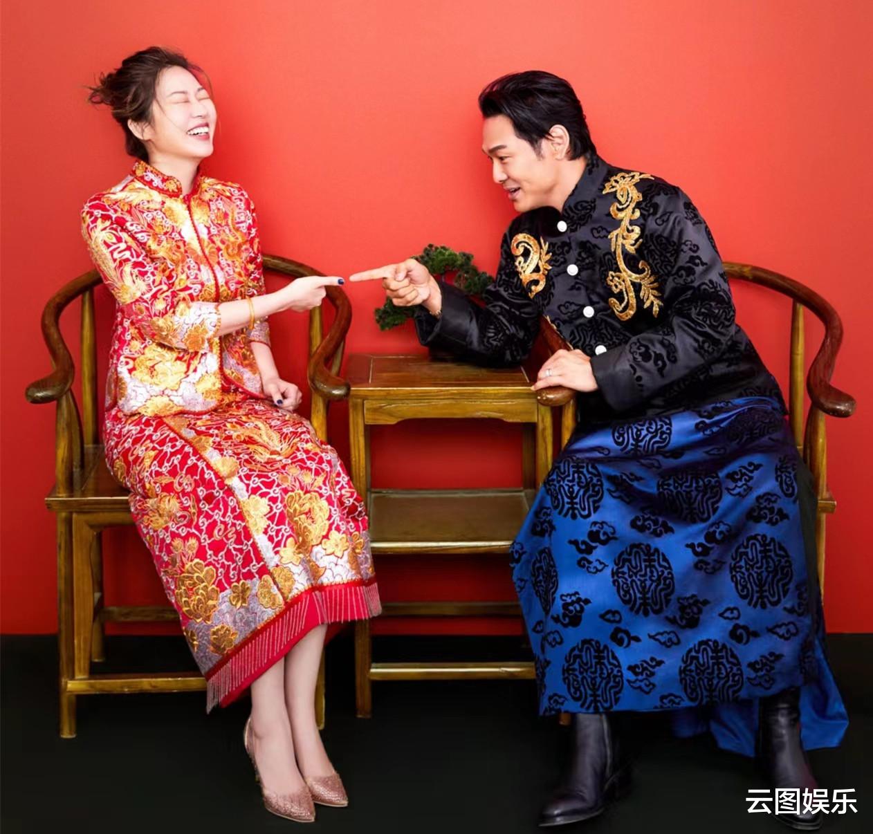 杜德伟|杜德伟结婚10周年,携小24岁娇妻穿中式婚服庆祝,60岁仍想生二胎