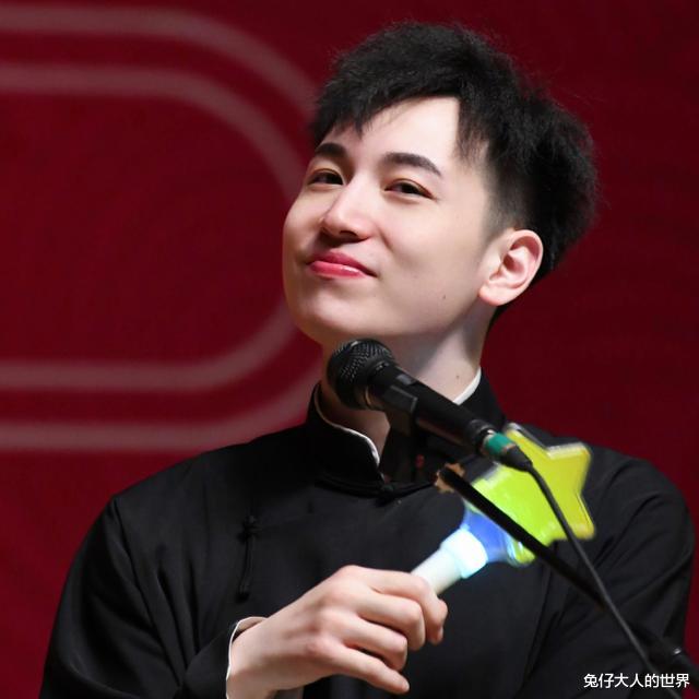 王九龙|德云社王九龙玩牛仔变装,却被皮裤抢镜,粉丝:大楠是真白