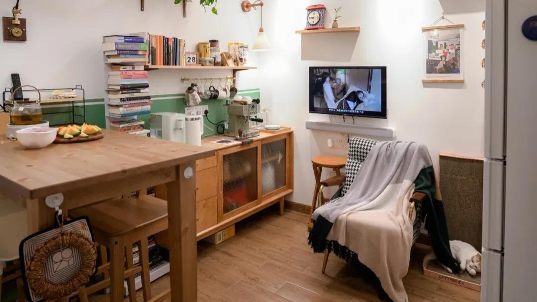 广州32岁小姐姐45㎡的家，虽满是杂物，却被打理得井井有条，羡慕