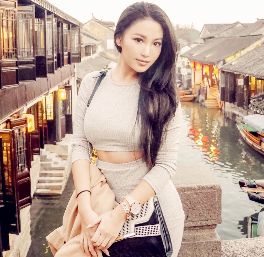 新加坡顶级超模,魔鬼身材酷爱运动,穿搭多样可甜可盐