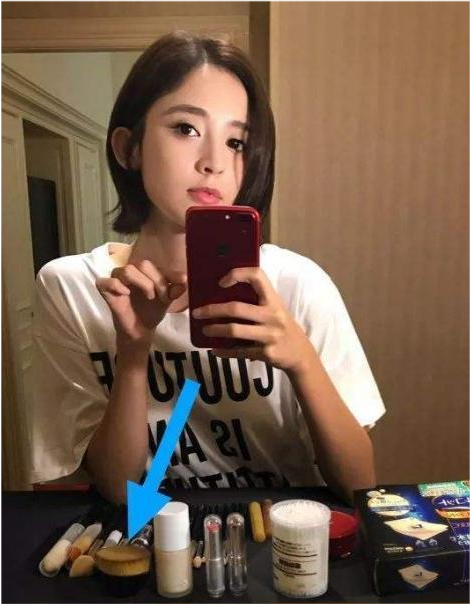 粉底液 有一种“尴尬”叫女星卡粉,高清镜头下妆容斑驳,细纹卡粉显老10岁