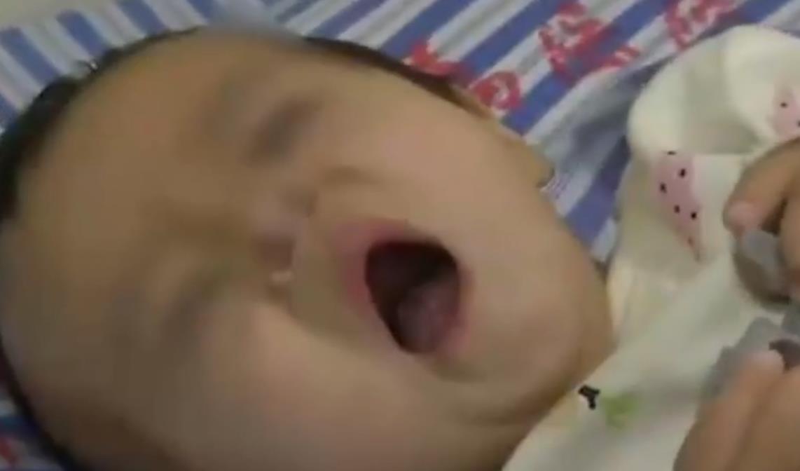 2019年,幼婴被母亲遗弃厕所,留下纸条:无力抚养,请好心人收养