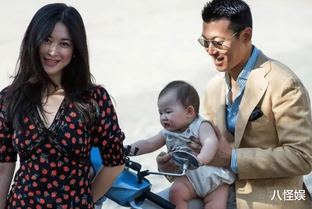 朱珠|朱珠携女儿度假,亲自刮果泥喂宝宝,王珠宝眼睛黑亮长相随爸